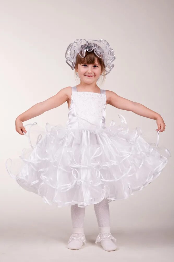платье снежинки для новогоднего утренника 4 года. новогоднее платье для девочки белое снежинка. белое платье для девочки снежинка. платье снежинки. платье снежинки для новогоднего утренника 4 года.