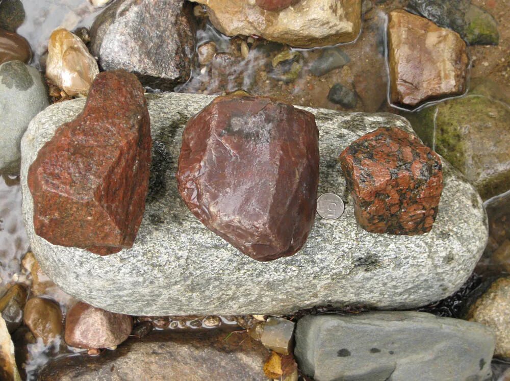 Ни камень. Кварцит яшма кремень. Яшмовидный кремень. Поделочные камни Северного Кавказа. Камень природный в природе.