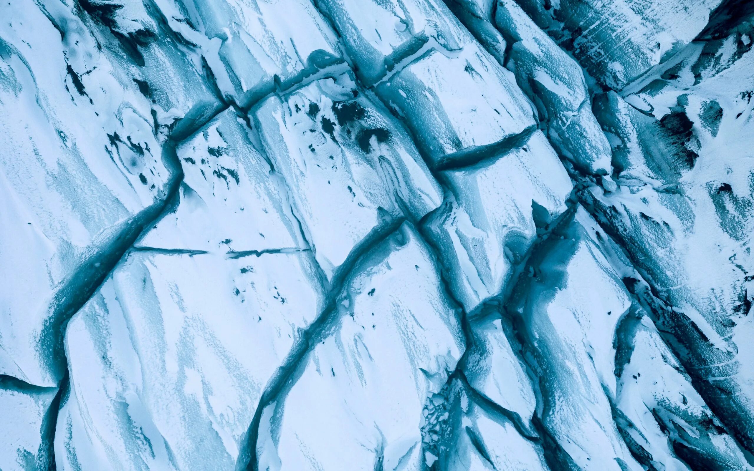 Текстура льда. Ледяные трещины. Фактура трещины на льду.
