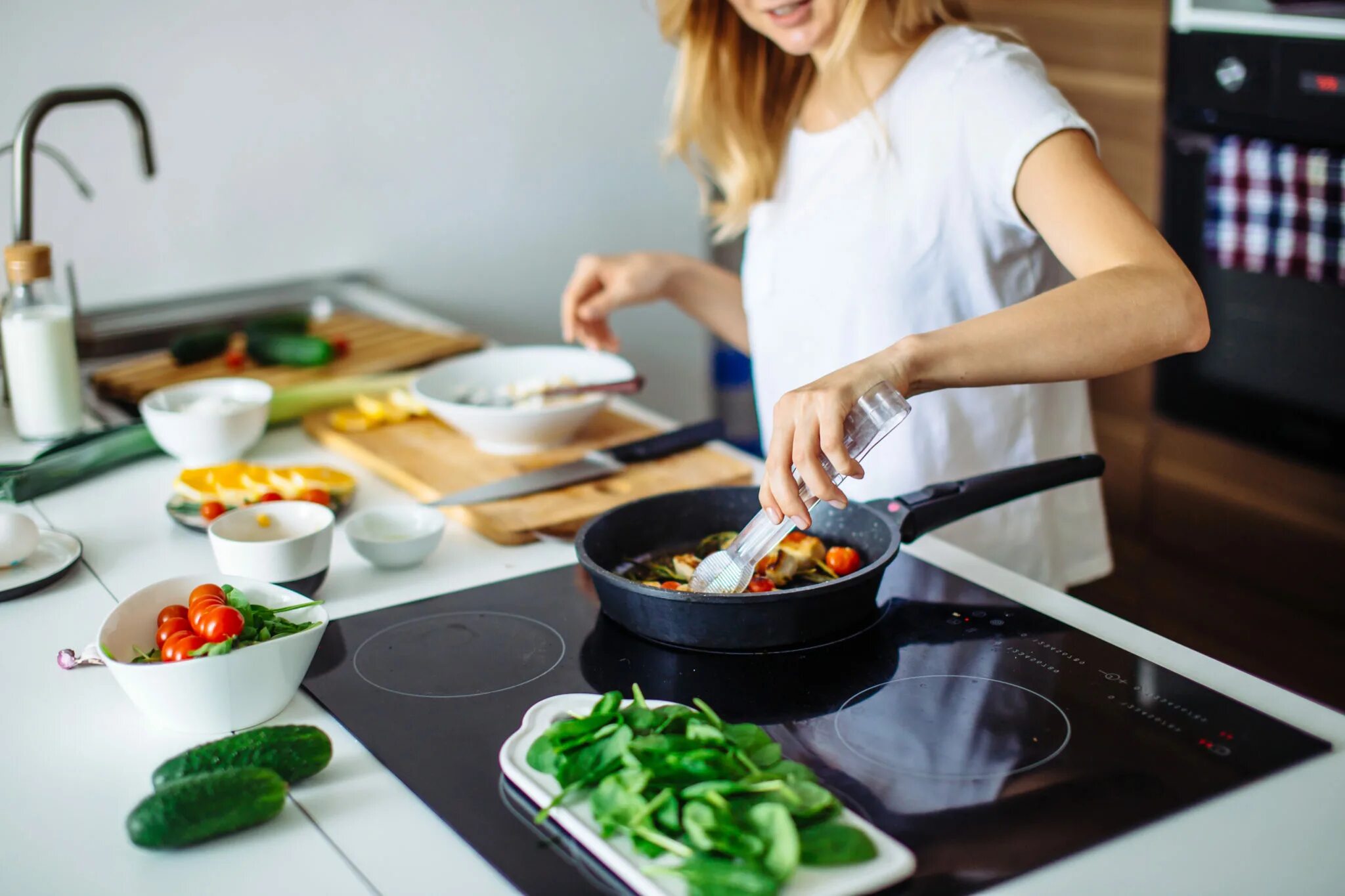 Готовка еды. Приготовление на кухне. Хобби готовка. Готовка на кухне домашняя. Включи готовить есть