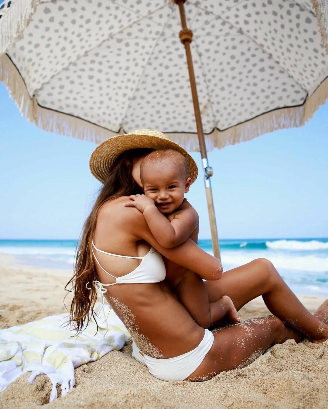 Фотосессия с малышом на море. Фотосессия на море дети. Малыш на пляже. Фотосъемка детей на пляже.