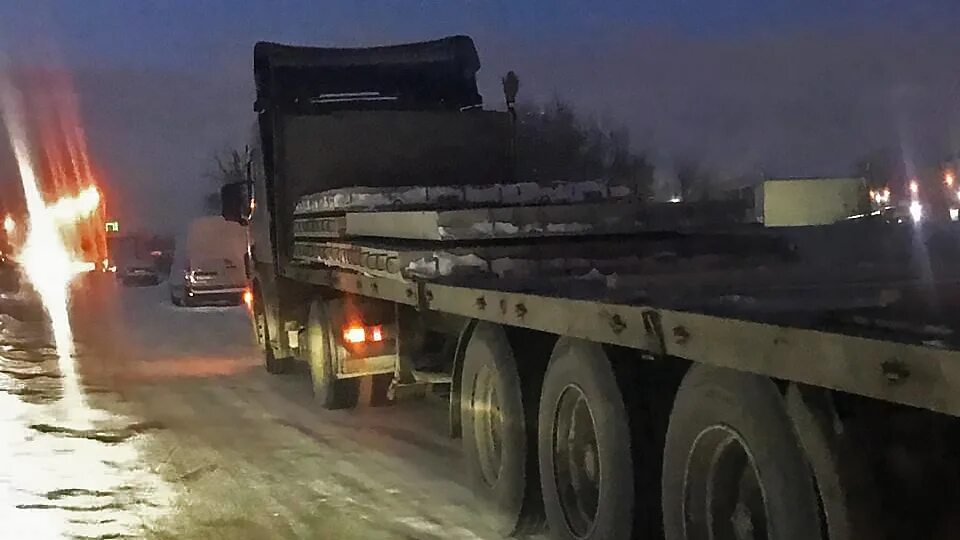 Авария фура с бытовой техникой. ДТП бетон комплект КАМАЗ зимой. Авария на тещином языке сегодня Новосибирск. Грузовики на ходу