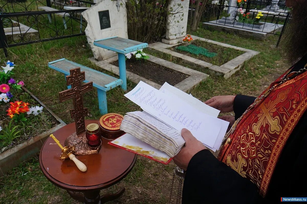 Панихида на кладбище картина. Радуница на кладбище. Историческая панихида на монастырском урочище. Лития по усопшим на кладбище. Посетитель на кладбище.