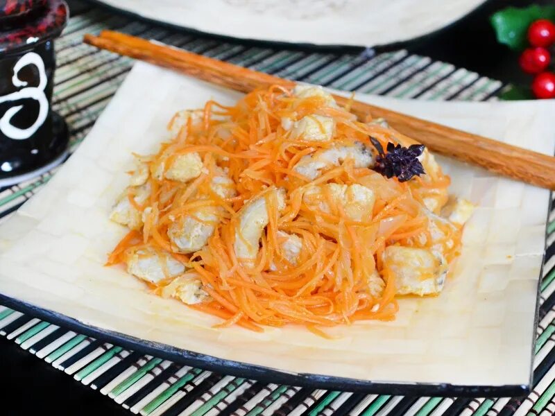 Щука по корейски с морковью. Щука Хе по-корейски. Хе из щуки по-корейски с морковью. Хе из щуки. Блюдо Хе из щуки.