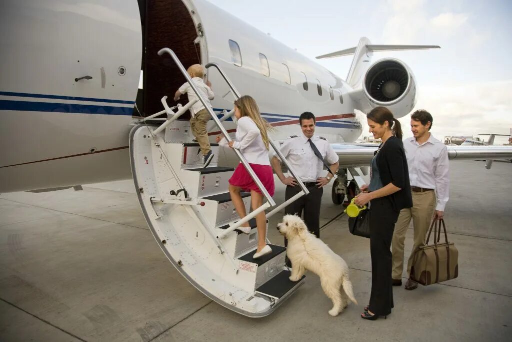 Семейное путешествие на самолете. Семья в частном самолете. Бизнес джетов в аэропортах. Встреча частного самолета. Авиационный прокат