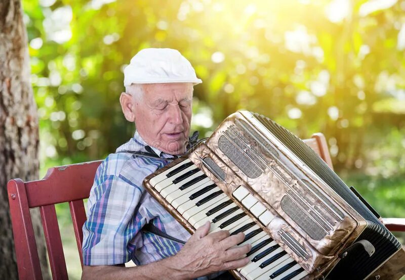 Мой дед играет на баяне. Баянист дедушка. Гармонист дедушка. Старик играет на аккордеоне. Баянист со спины.