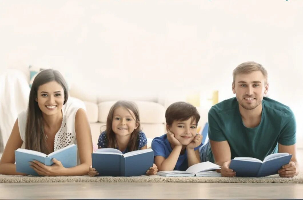 Мероприятие в библиотеке читает семья читает страна. Чтение в семье. Чтение книг семьей. Семья за чтением. Читающая семья.