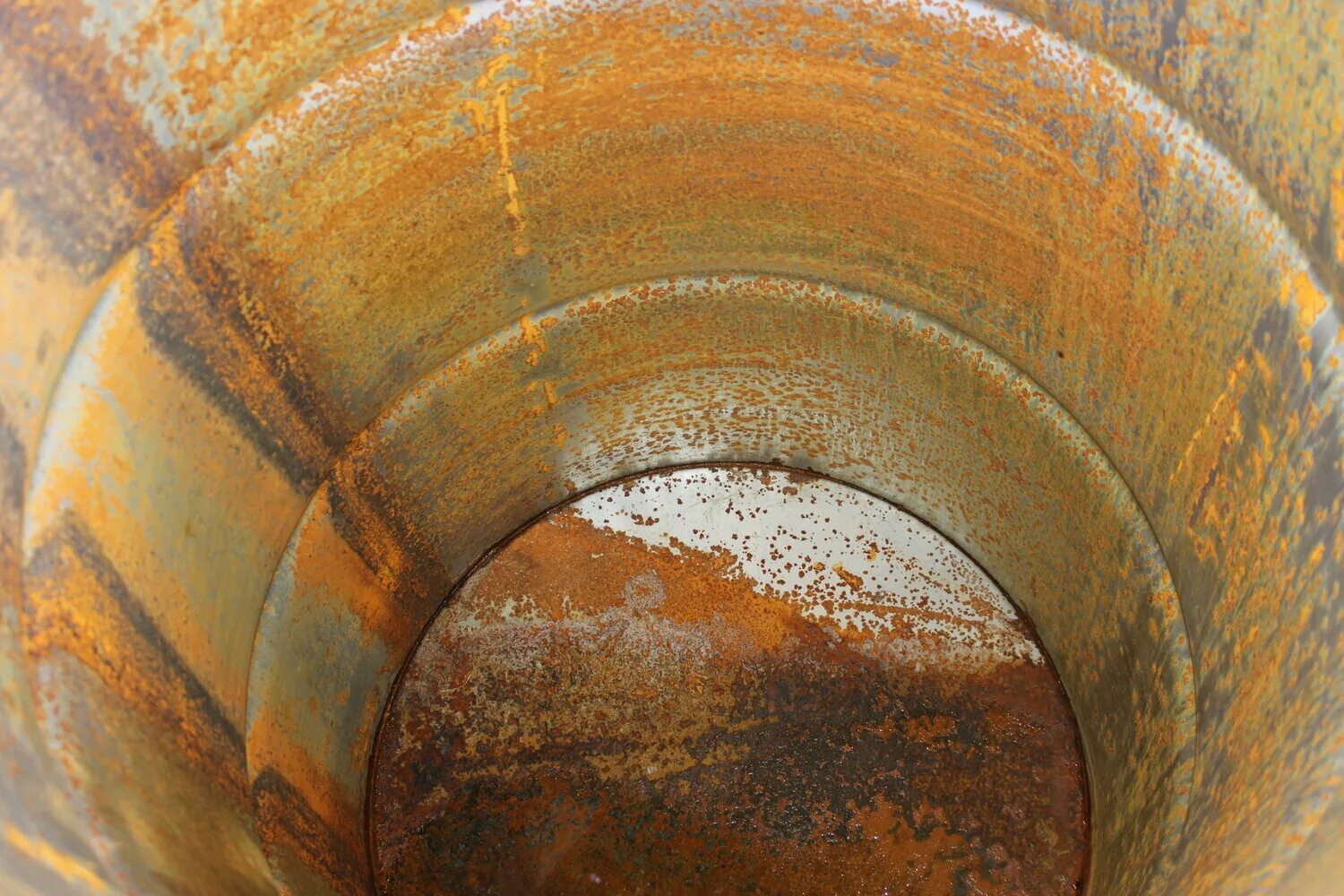 Внутренняя поверхность бочек емкостей после использования. Коррозия металла. Ёмкость для воды ржавая. Старые водопроводные трубы. Металлическая бочка изнутри.