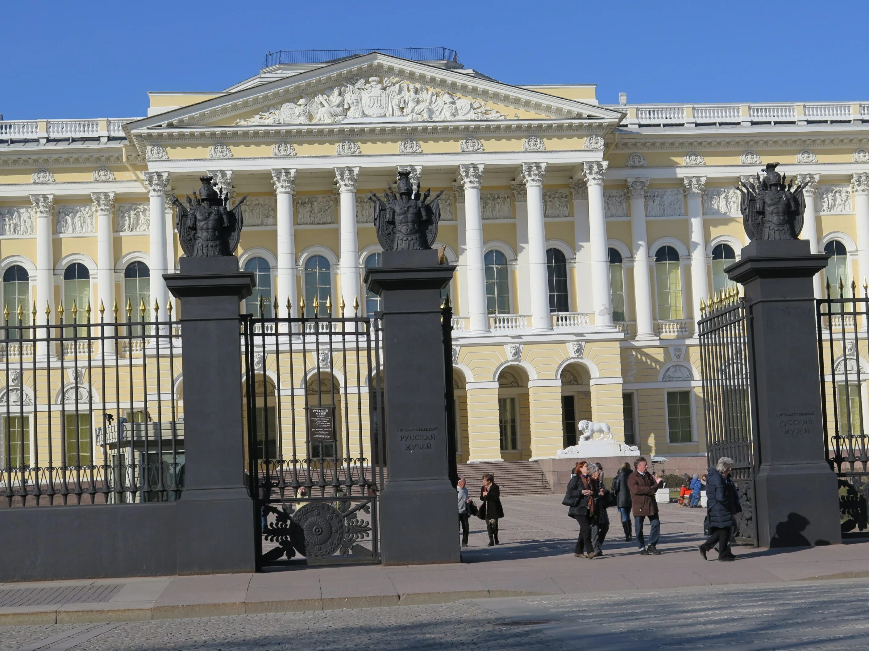 1 4 в петербурге. Инженерная 4 Михайловский дворец. Архитектура 19 века Россия Михайловский дворец. Михайловский дворец ворота. Михайловский дворец корпус Бенуа.