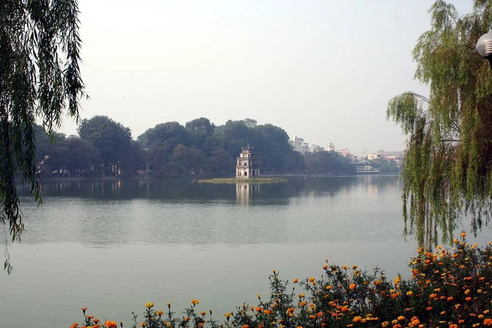 Озеро ханы. Озеро Хоанкьем Ханой. Озеро Хоан кием Вьетнам. Озеро возвращенного меча Ханой. Озере Хоан — кием, в центре Ханоя.