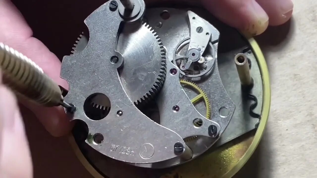 Ремонт часов молния. 57128н часы молния. Пружина в часах. Ремонт часов молния. Часы с механизмом.