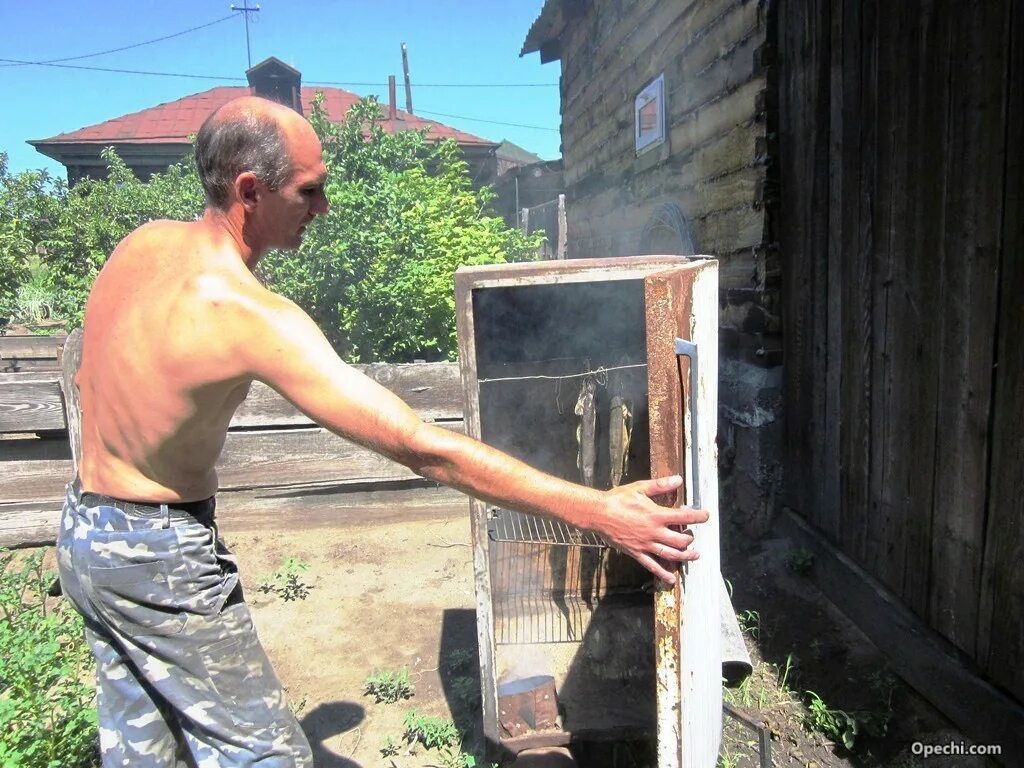 Коптильня из холодильника для холодного. Коптильня из холодильника. Коптилка из старого холодильника. Каптильняиз холодильника. Коптельня из старого холод.