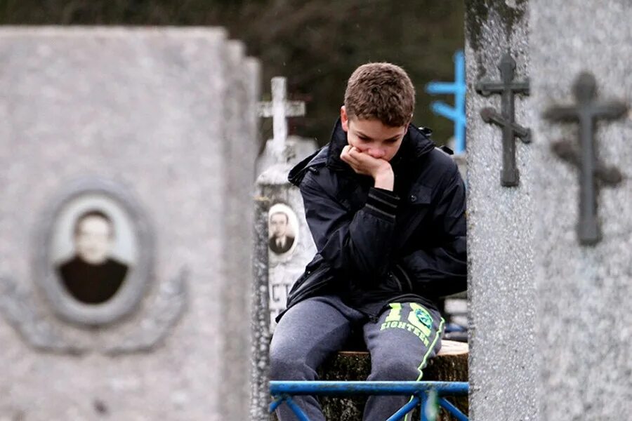 Девушка на кладбище. Мужчина у могилы. Стоит над могилой. Человек на кладбище арт. Стоит над могилой.