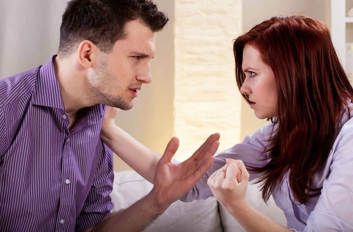 Муж против. Размолвка в отношениях. Семейные конфликты. Муж и жена ссорятся. Ссора близких.