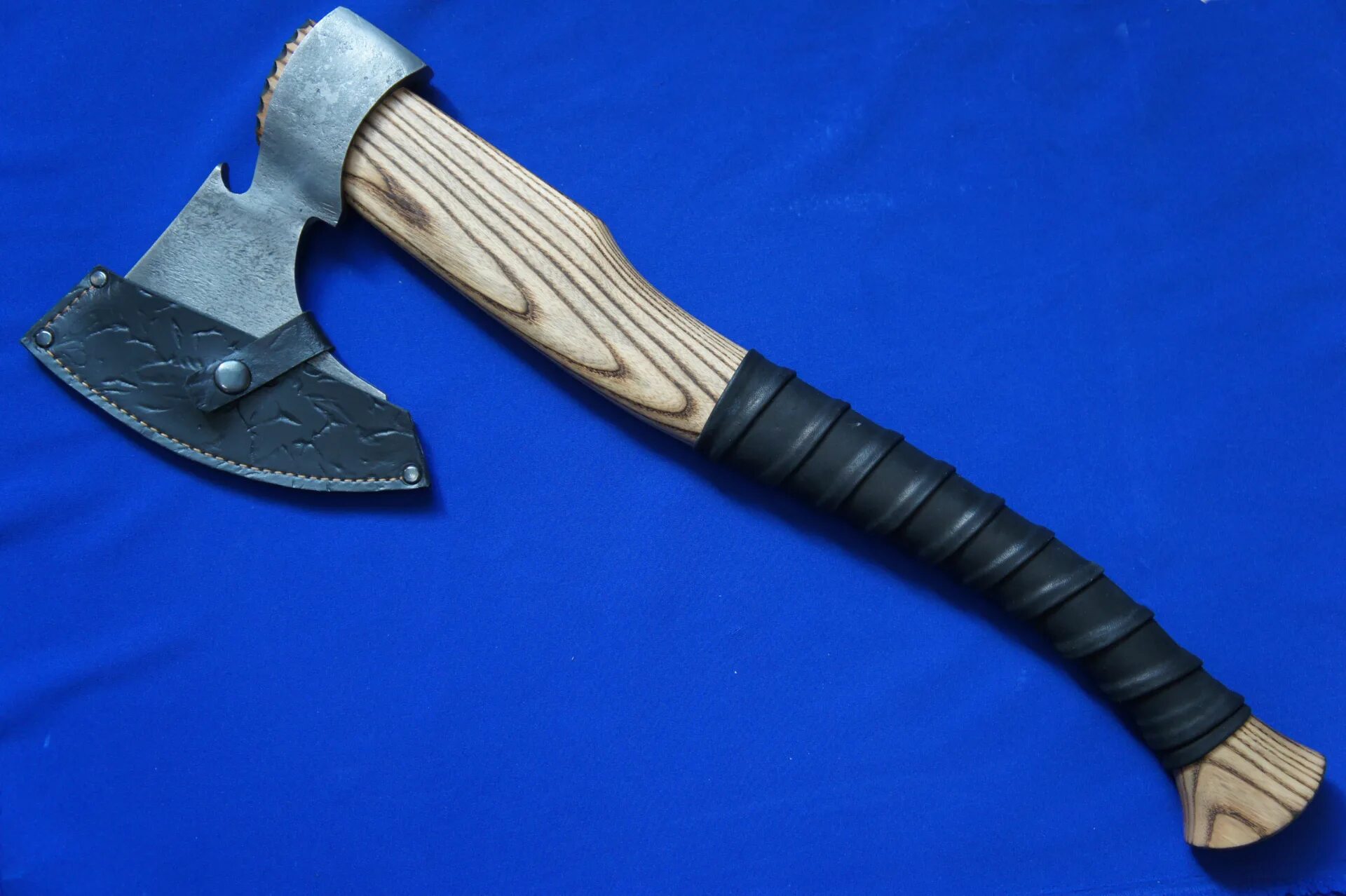 Американский охотничий топорик. Дамасская сталь топор. Топор аника флоки. Материал для топора сталь. Рукоятки для топоров.