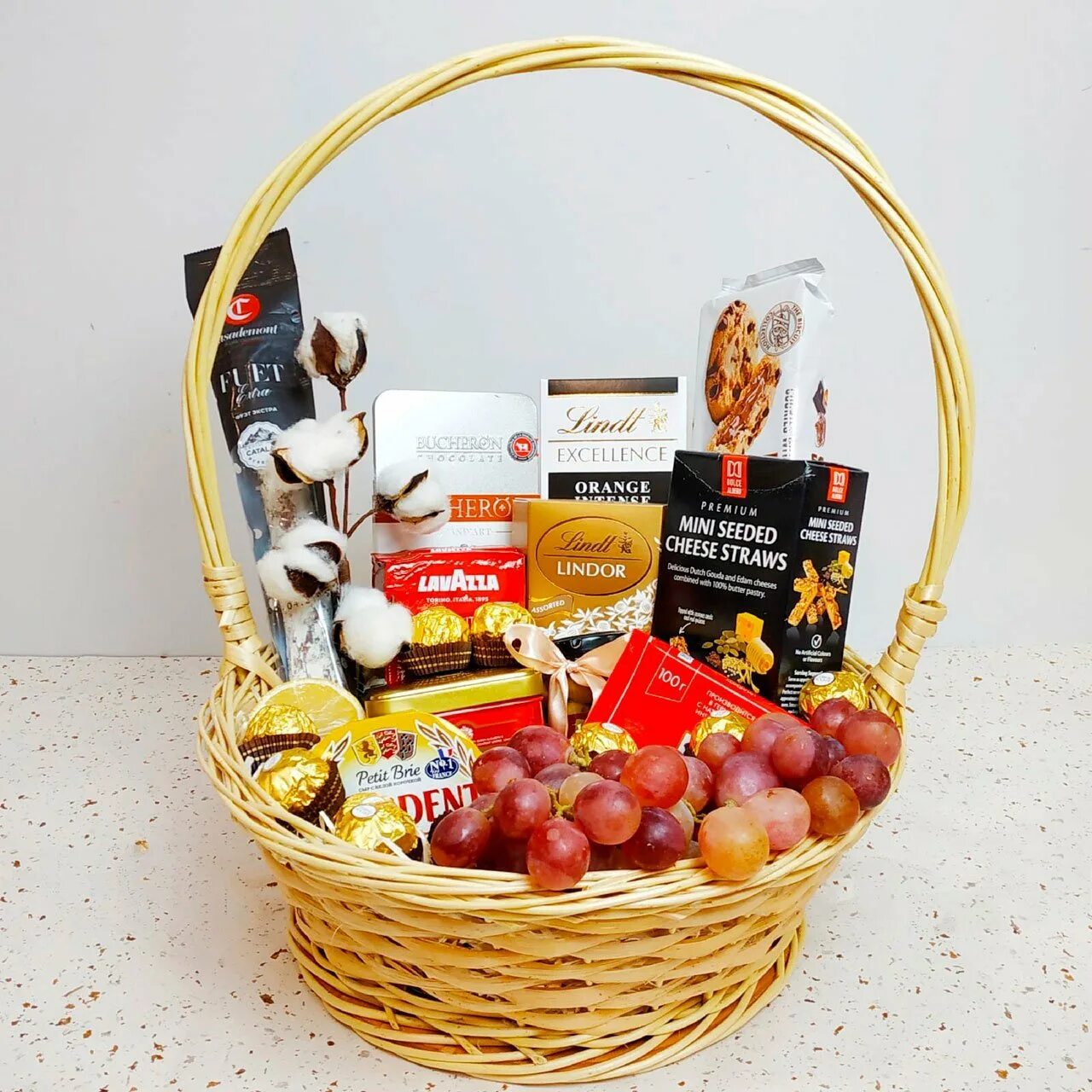 Подарочная корзина с продуктами. Корзина с фруктами. Корзинка продуктов в подарок. Сладкая корзина в подарок. Корзинки для подарков.