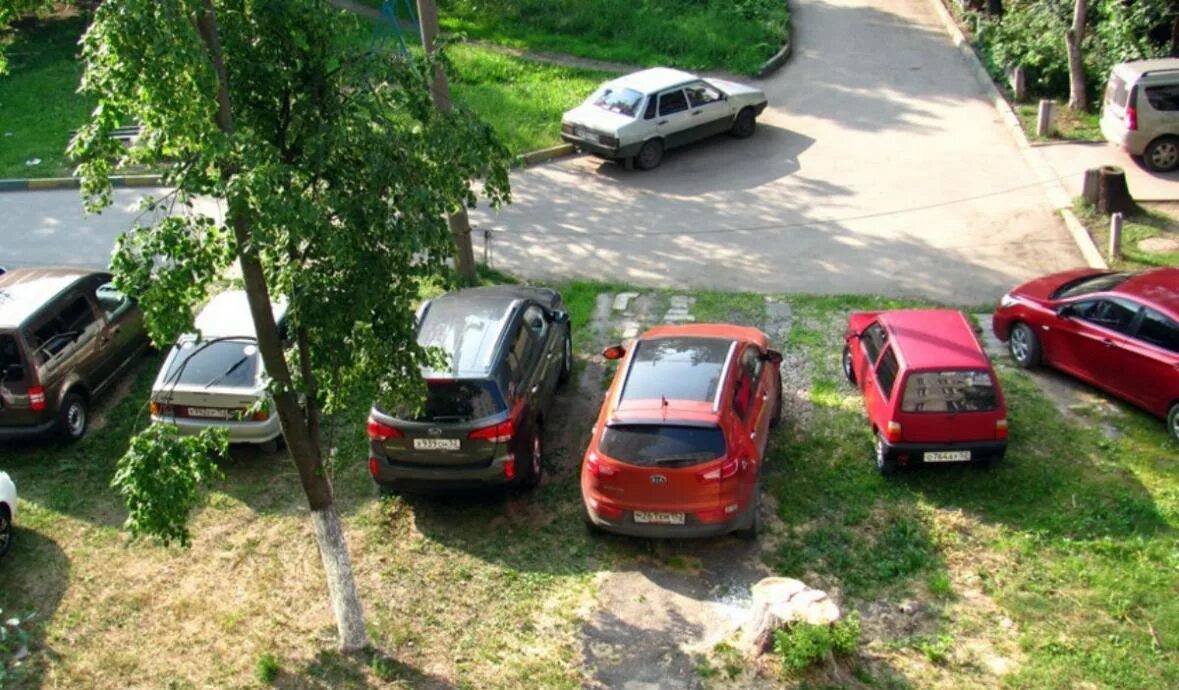 Парковка на тротуаре во дворе жилого дома. Газон авто. Парковка на газоне. Парковка на газоне во дворе. Газон для парковки автомобиля.