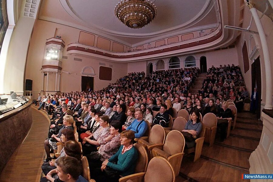 Дк автомобилестроителей миасс афиша. Дворец автомобилестроителей Миасс. Дворец культуры автомобилестроителей Миасс. ДК автомобилестроителей Миасс зал. Дворец автомобилестроителей Миасс зал.