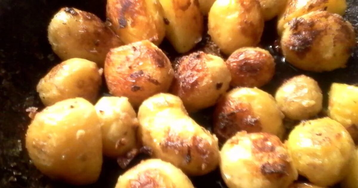 Картошка в духовке запеченная. Печёная картошка в духовке в мундире. Мелкая картошка запеченная в духовке. Молодой картофель запечённый в духовке в кожуре. Мелкая картошка запеченная.