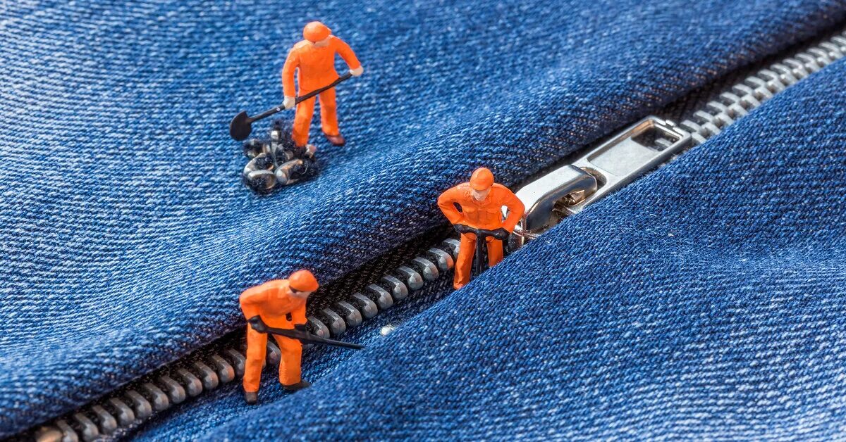 Как починить пластмассовую молнию. Застегивает молнию на куртке. лайфхак с молнией на куртке. отремонтировать молнию на кофте. ремонт застежки молнии на куртке.