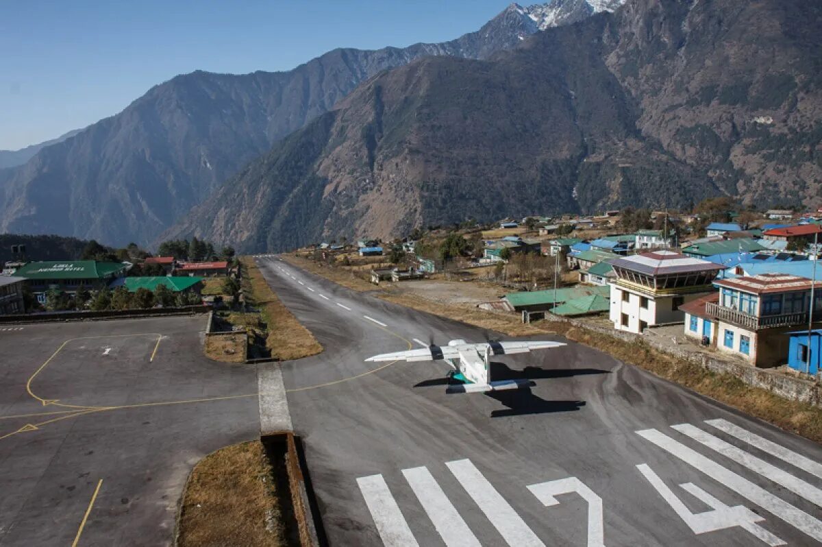 Аэропорт Тенцинг-Хиллари, Лукла, Непал. Аэропорт имени Тэнцинга и Хиллари. Аэропорт Lukla Непал. Город Лукла Непал. Аэродром в скале