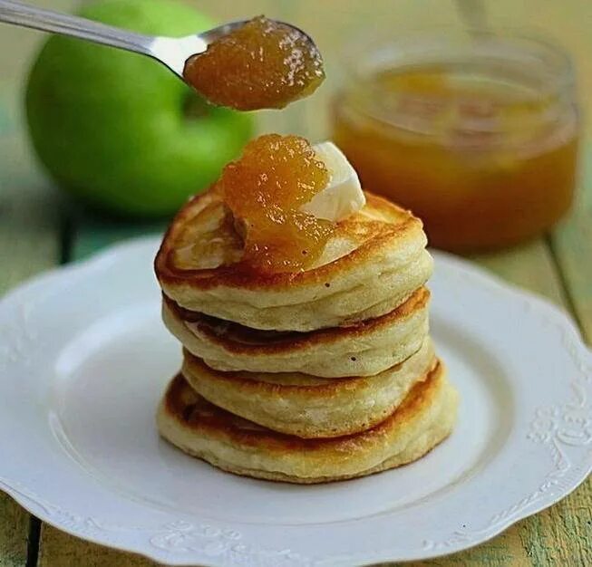 Оладьи быстро и вкусно. Пышные оладьи. Оладьи на кефире. Оладушки на молоке пышные. Оладьи на кефире пышные.