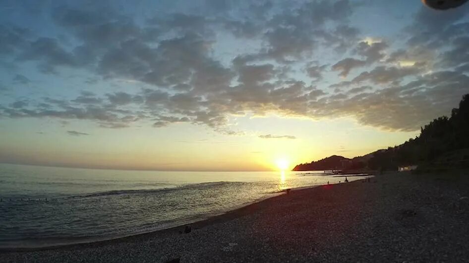 Сочи ноября 2023. Сочи в ноябре. Самый теплый Сочи. Брызги ноябрьского черного моря. Картинка Сочи ноябрь море дождь.