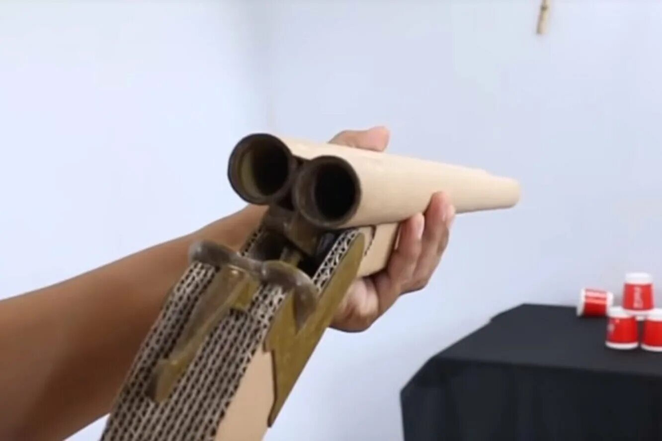 игрушечная винтовка из дерева. из картона снайперская винтовка авм. полуавтоматический пистолет из картона. снайперская винтовка авм из бумаги. как сделать винтовку из картона.