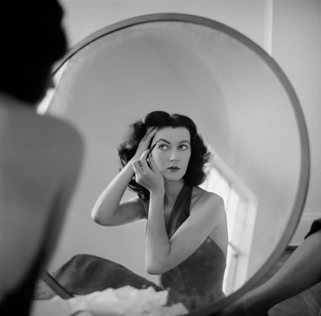 Отражение женщины в зеркале. Девушка смотрится в зеркало. Перед зеркалом. Фотосет с зеркалом. Reflection woman