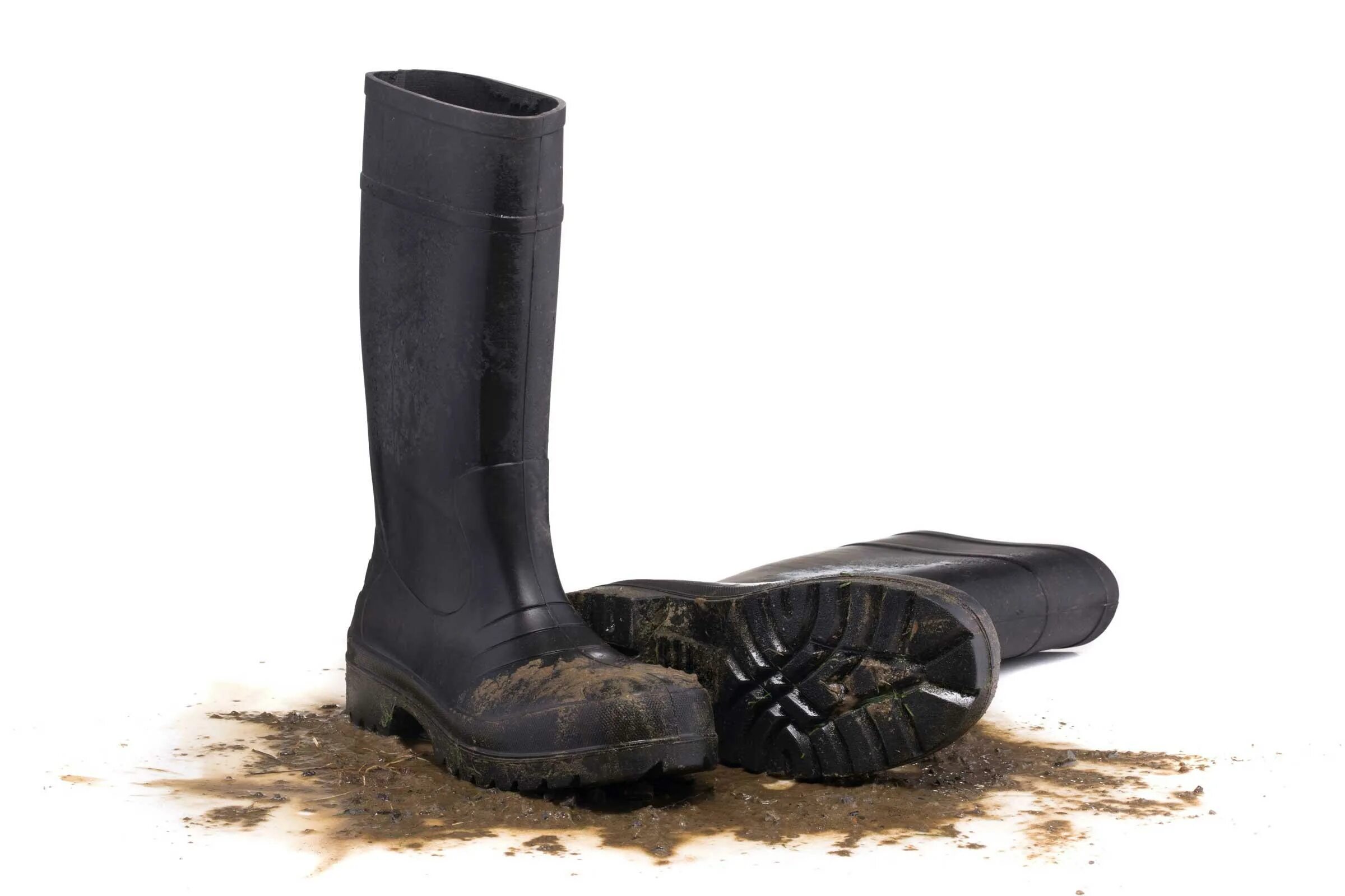 Били сапогами. Грязные резиновые сапоги. Один сапог. Rubber Boots на белом фоне. Сапоги бутылками.
