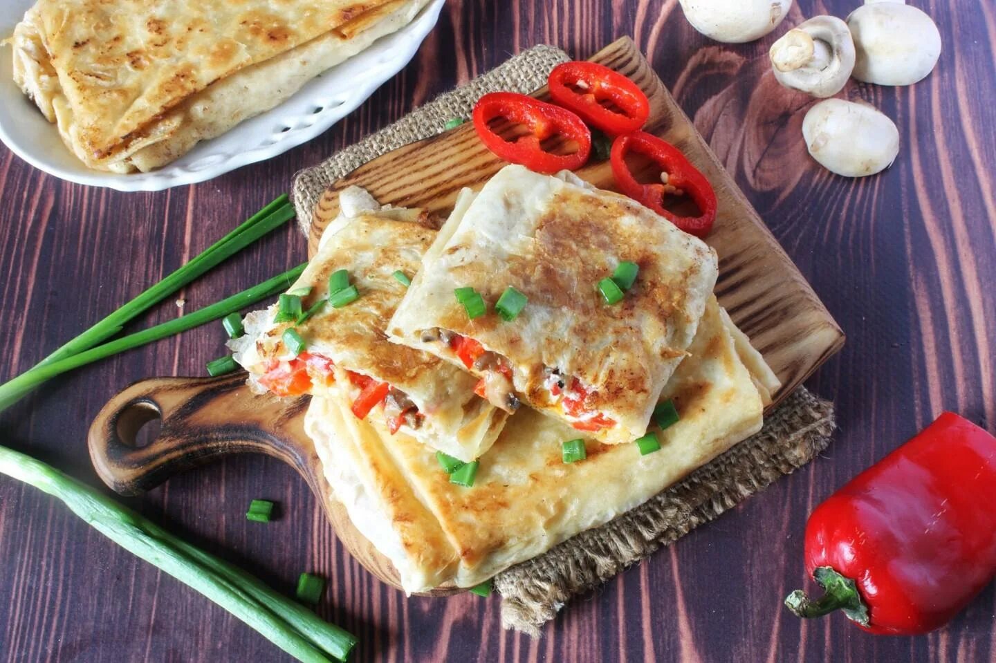 Лаваш с ветчиной и сыром. Лаваш с колбасой и сыром на сковороде. Горячая закуска из лаваша. Лаваш в трубочке. Жареные рулетики из лаваша.