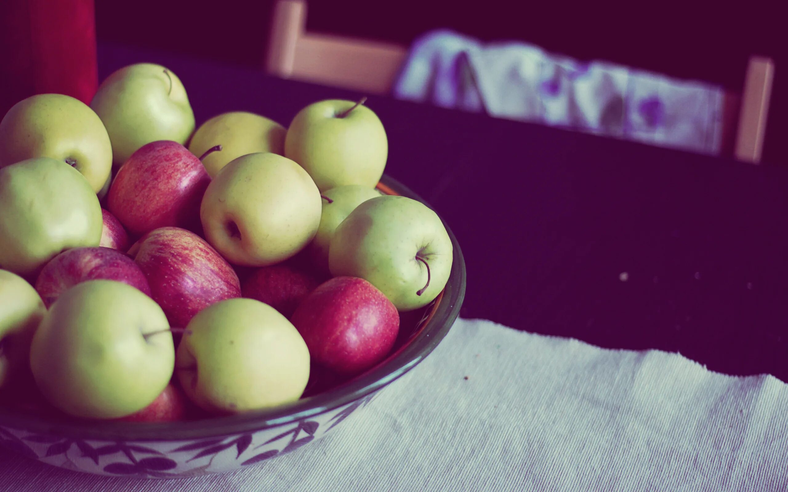 Красивое яблоко. Яблоки зеленые. Яблоки обои. Яблоко на столе. К чему снятся красивые яблоки