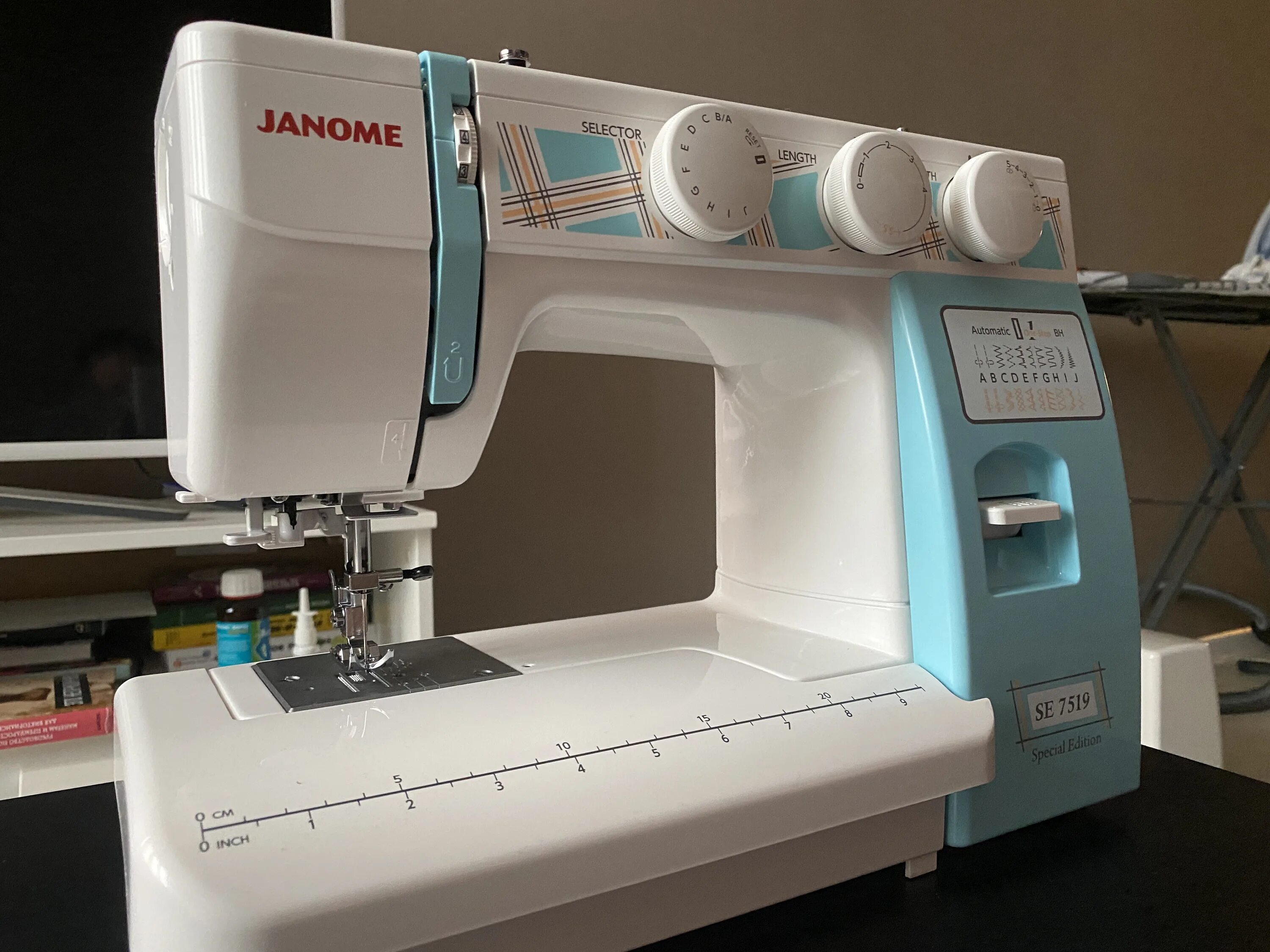 Лучшие швейные машинки джаноме. Швейная машина Janome se7519. Janome se 7519. Швейная машина Janome 7519. Швейная машина Janome 7519 se 7519.