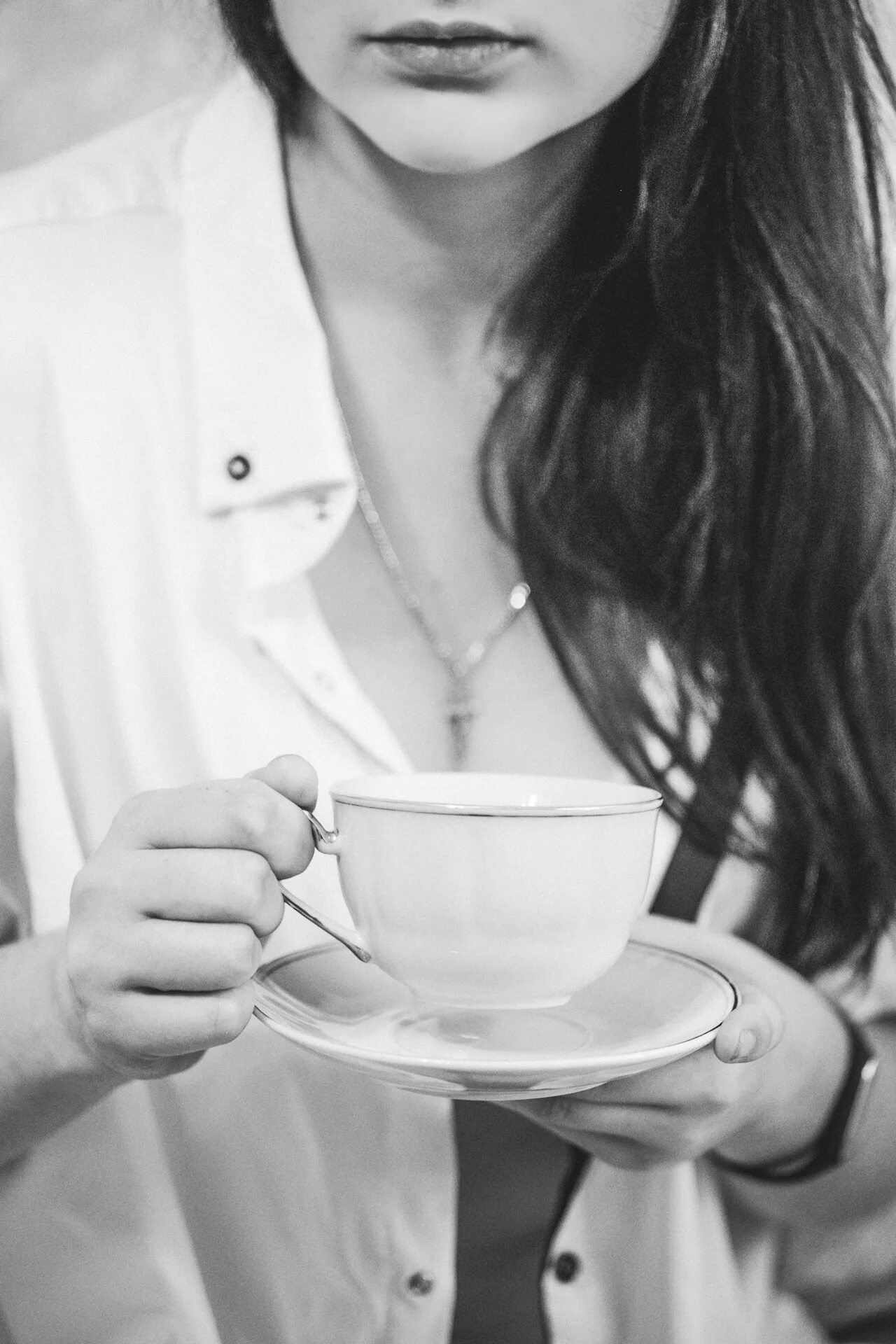 Утро брюнетки. Девушка с кофе. Брюнетка с чашкой кофе. Девушка с чашкой кофе. Девушка пьет кофе.