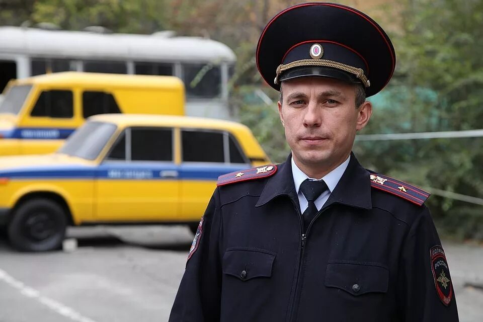 полицейский показывает фак. где настоящие полиции. полиция россии. ребенок мент. настоящих полицейских.