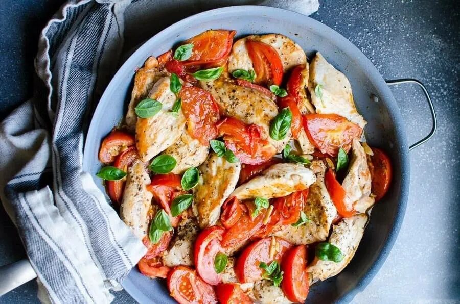 Куриное филе с замороженными овощами. Грудка с овощами. куриное филе с овощами на сковороде. куриная грудка с овощами. куриная грудка с овощами в духовке.