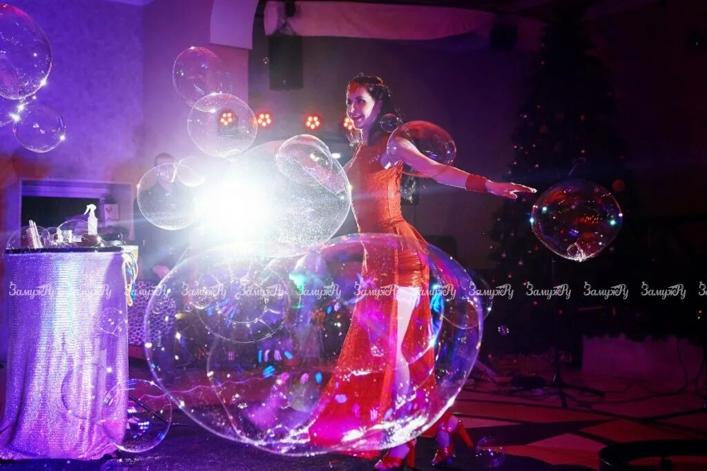 шоу мыльных пузырей 14 февраля. восторг шоу. восторг шоу. восторг шоу. рок-звезда и фанаты.
