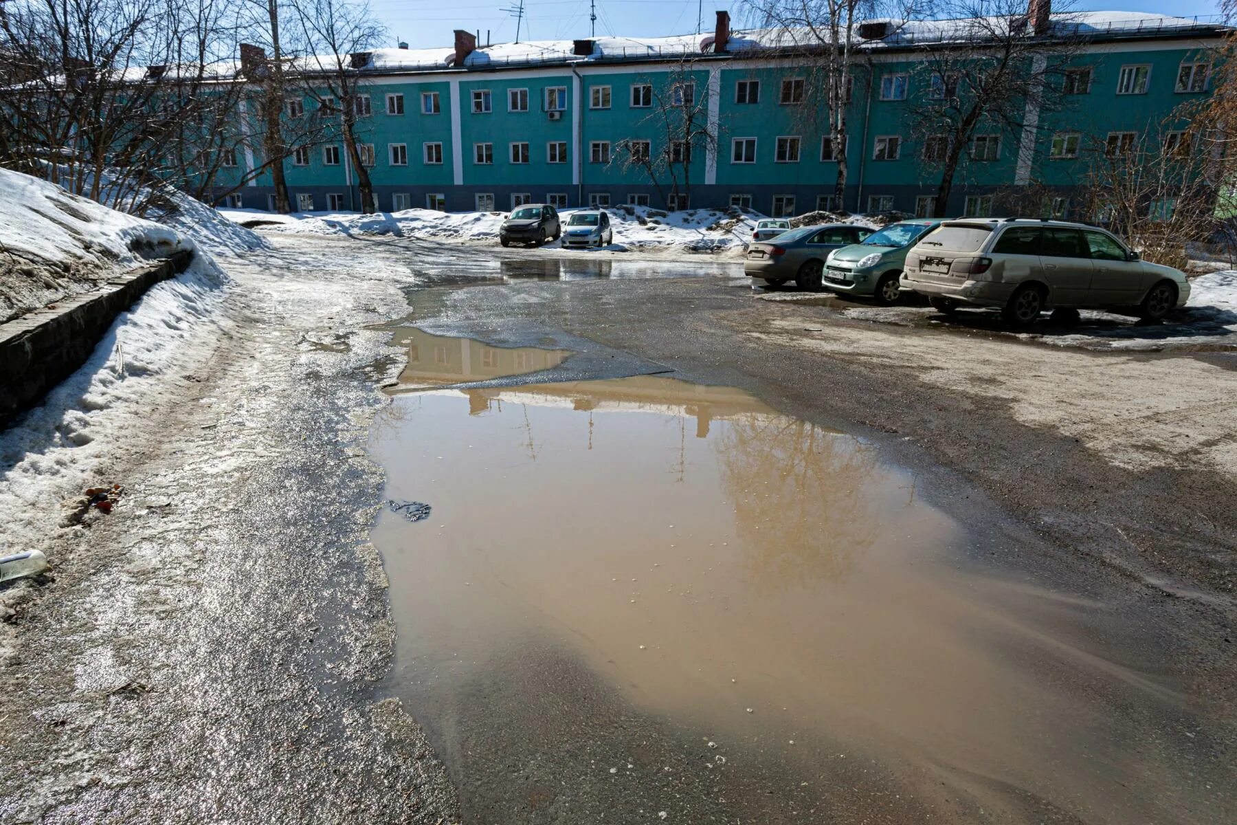 Лужи грязь в Новосибирске. Грязная лужа. Вода из грязной лужи