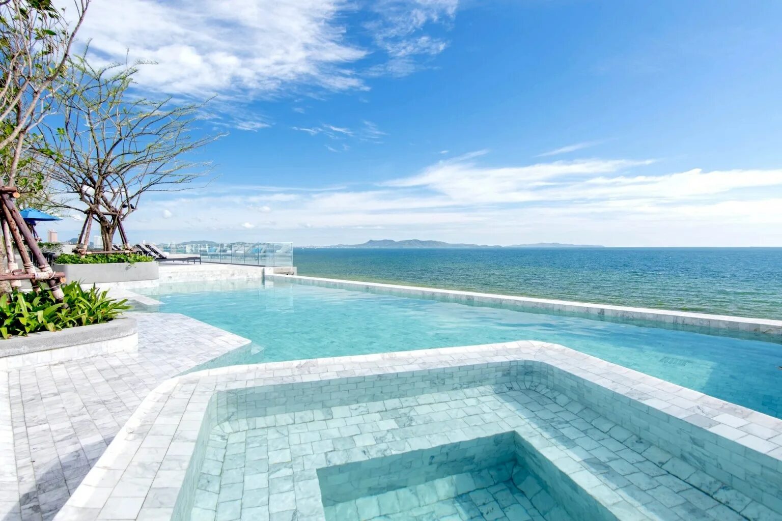 P plus hotel pattaya. Джомтьен тани отель паттайя. U jomtien pattaya 4* вид на город. U jomtien 4. Отель fifth jomtien pattaya.