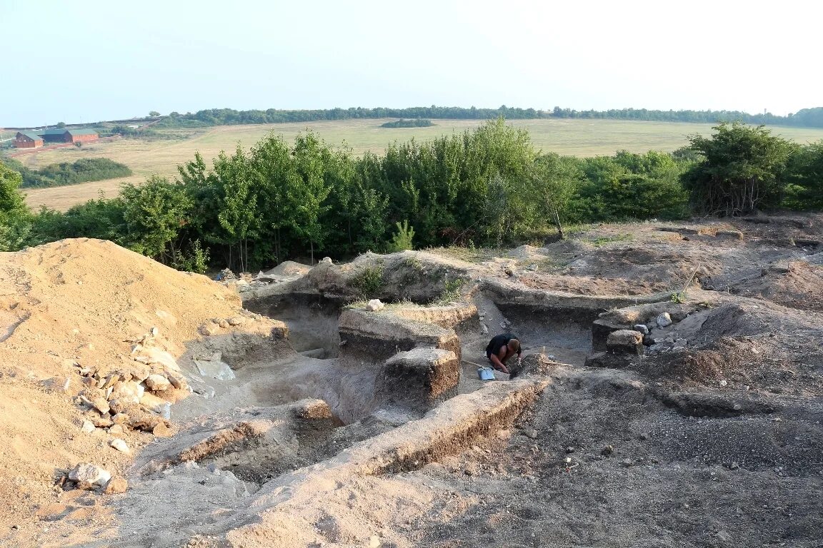 корсаковский могильник. где находится могильник. где находится могильник. раскопки древнего кургана.