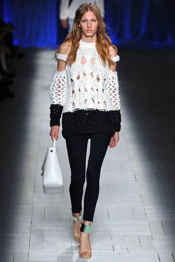 Супер модные вязаные вещи. Лаура биаджотти джемперы вязаные. Изабель марант коллекция лето 2020. Тренд вязаных вещей. Роберто кавалли вязаная одежда.