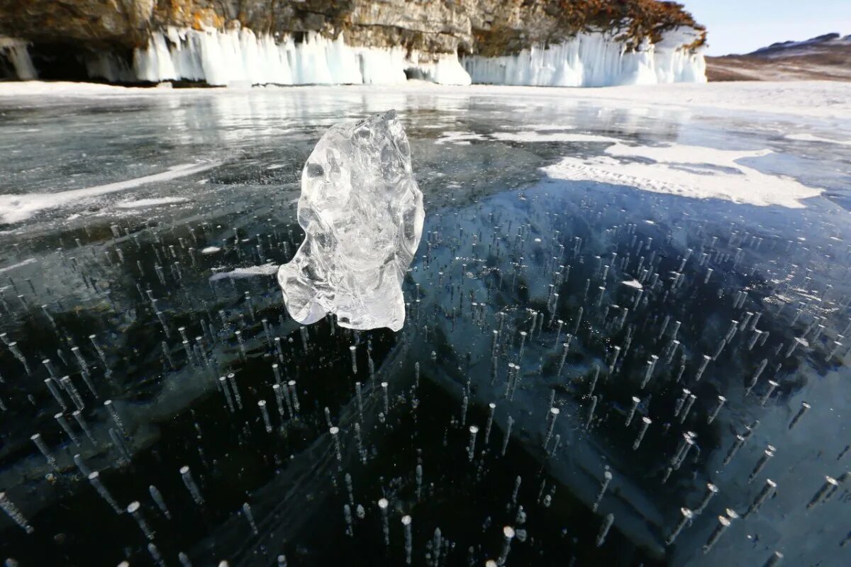 Зимний Байкал. Замерзшая вода. Прозрачный лед. Лед Байкала.