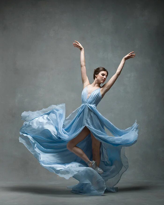 Танцующая девушка. Балерина в голубом. Тансо. Грациозные движения