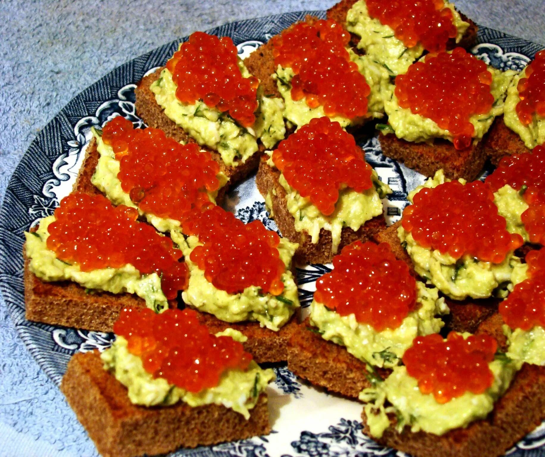 Как вкусно сделать бутерброды с икрой. Красивые бутерброды с икрой. украшение бутербродов с икрой. бутерброды с икрой и авокадо. бутерброды с икрой на праздничный стол.
