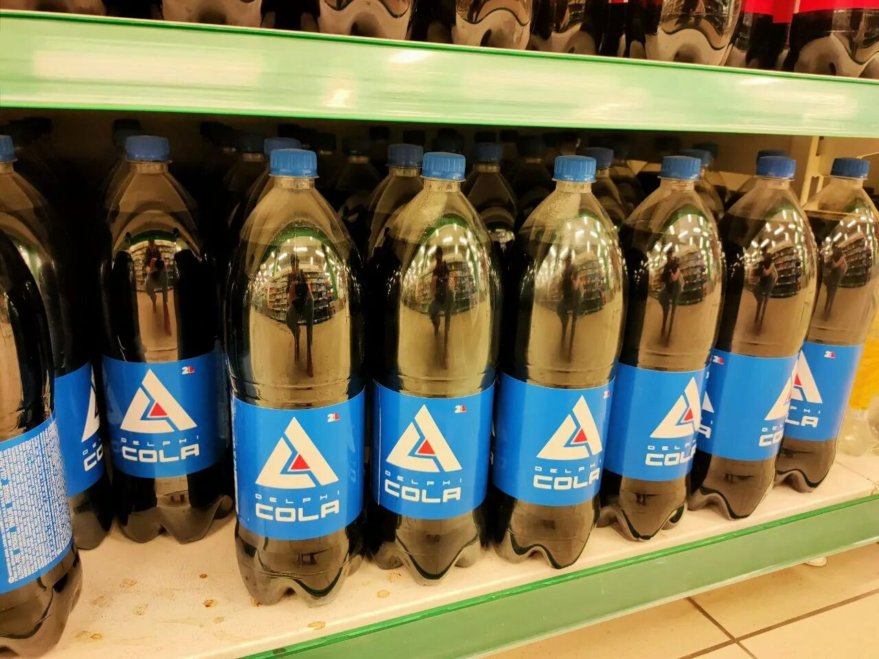 Полупустые прилавки. Кока кола исчезла с прилавков. Полки магазинов сейчас. Русская кола из пятерочки. Coca cola черноголовка.