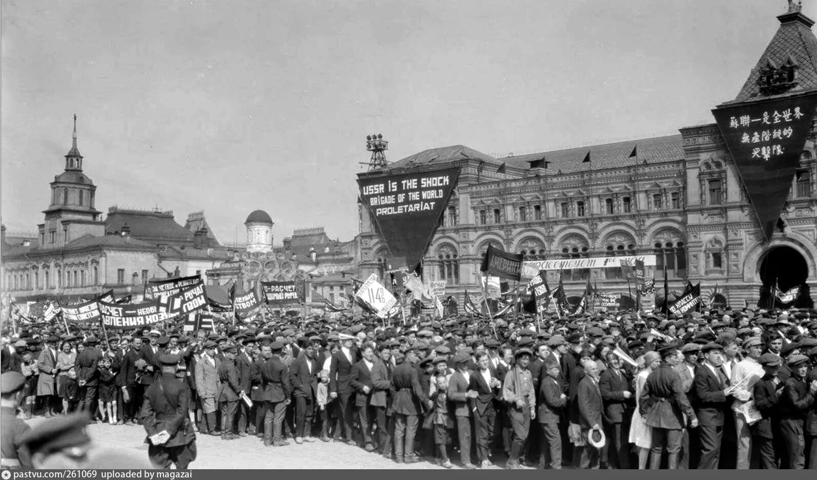 Площадь 1 мая 4. Первомайский парад в москве в 1931 году. первомайский парад 1931 года на красной площади. первомайская демонстрация 1945. парад 1931 года красная площадь.