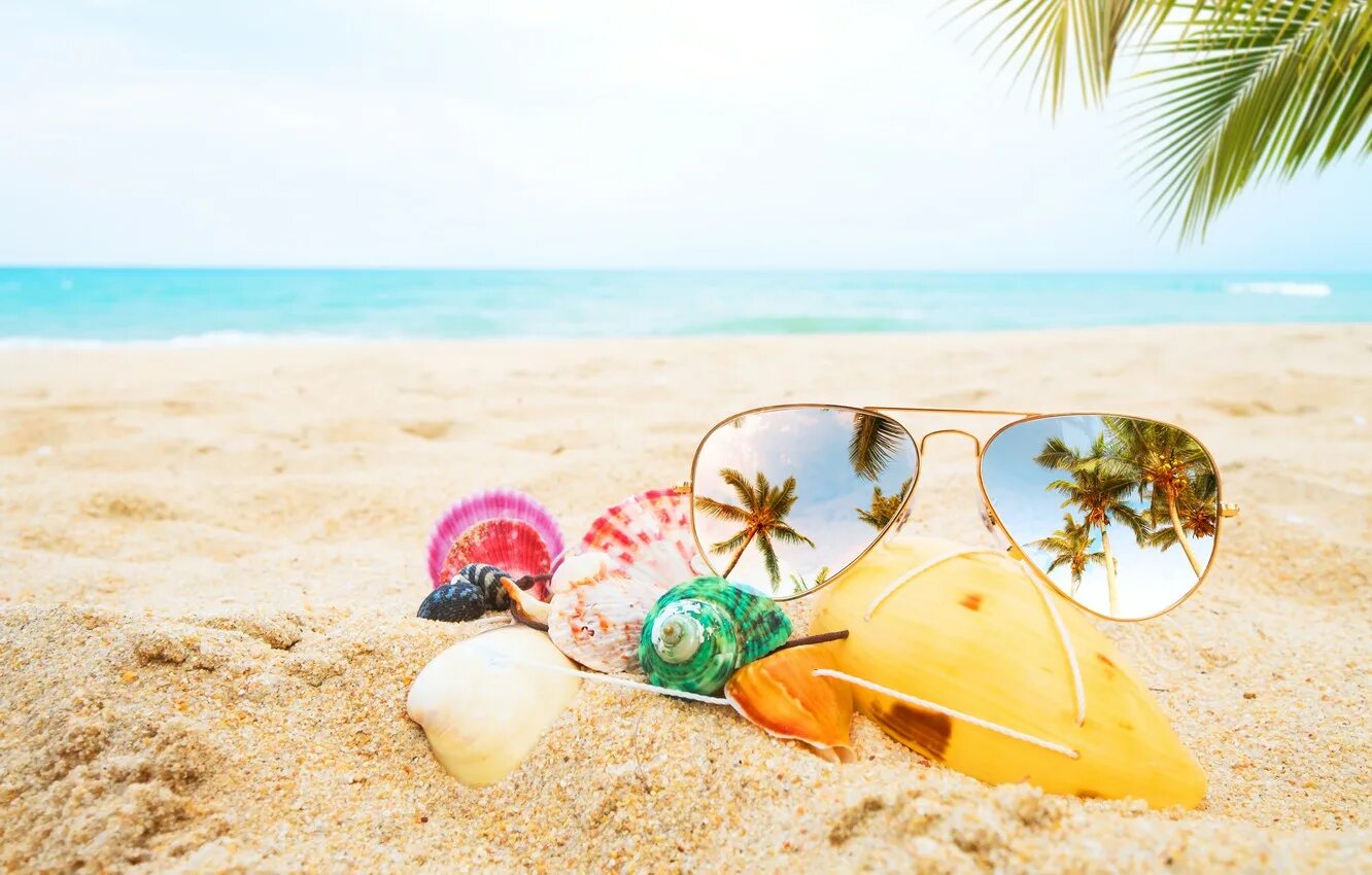 Holiday vacation. Лето пляж. Лето море пляж. Солнечные очки на пляже. Море солнце пляж.