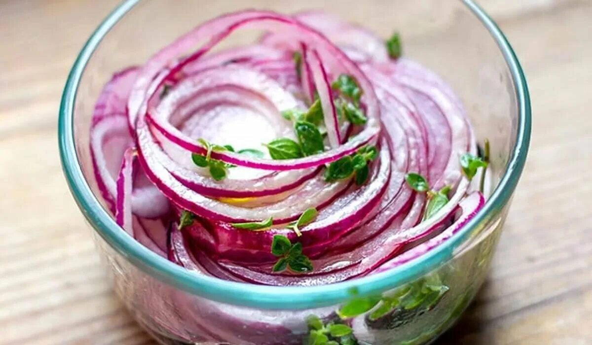 Как замариновать красный для шашлыка. Маринованный красный лук. маринованный лук в уксусе. салат с луком.