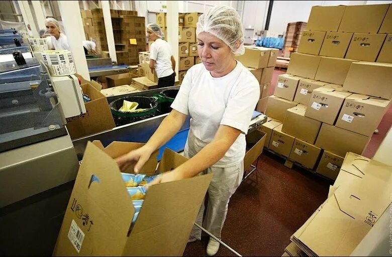 Объявление требуется на работу. Укладчик упаковщик. Фасовка и упаковка готовой продукции. Женщина в офисе радостная. Подработка что делать.