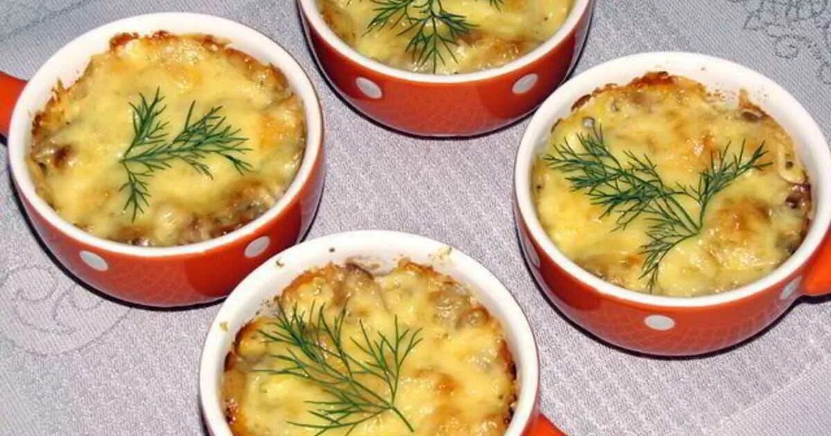 Жюльен с курицей и грибами пошаговый. Рамекин жульен. Жульен с курицей и грибами Ингредиенты. Жульен с лисичками и курицей. Ингредиенты для жульена с курицей и грибами.